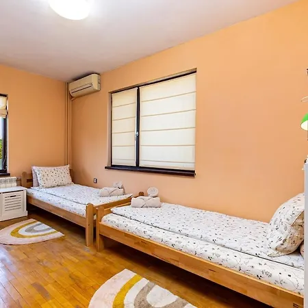 Spacious 2br Kremena 10 Minutes Walk To Center Apartment *