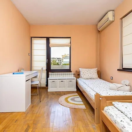 Spacious 2br Kremena 10 Minutes Walk To Center Apartment