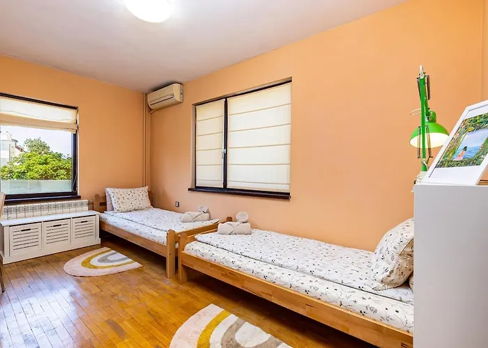 Spacious 2br Kremena 10 Minutes Walk To Center Apartment *