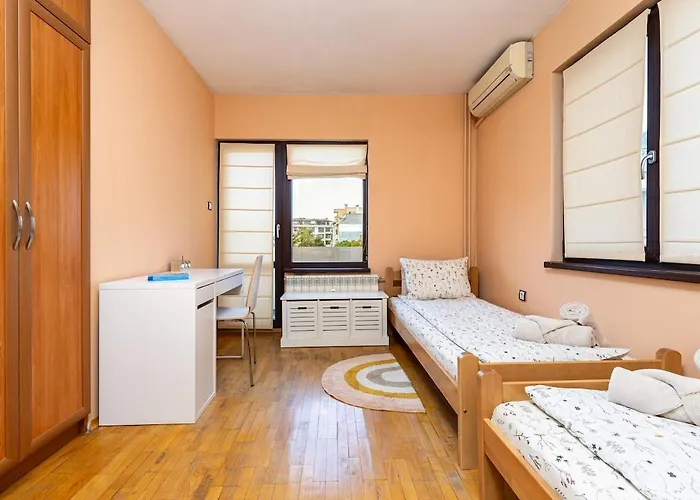 Spacious 2br Kremena 10 Minutes Walk To Center Apartment